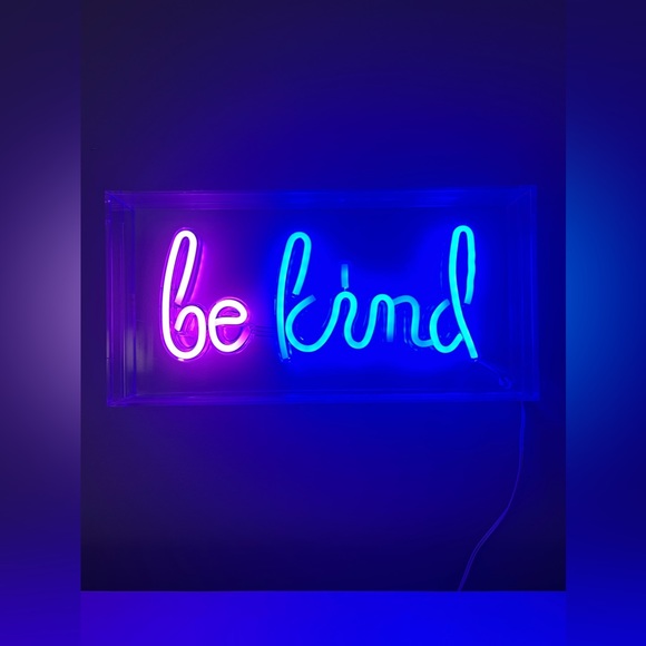 LED Neon Lights “Be Kind” plug in with cord - Picture 1 of 3